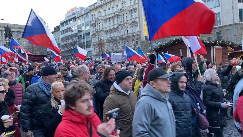 Davy demonstrantů pochodovaly Prahou až před sídlo vlády. Bez roušek, bez rozestupů